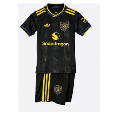 25/26 kids M-U third away